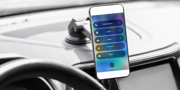 Usare la "full immersion" di iPhone per rimanere concentrati durante la guida